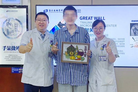 他用此前受重伤的手为重庆长城骨科医院医护人员亲自做了一幅手工画