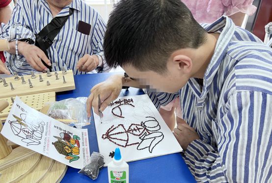 他用此前受重伤的手为重庆长城骨科医院医护人员亲自做了一幅手工画
