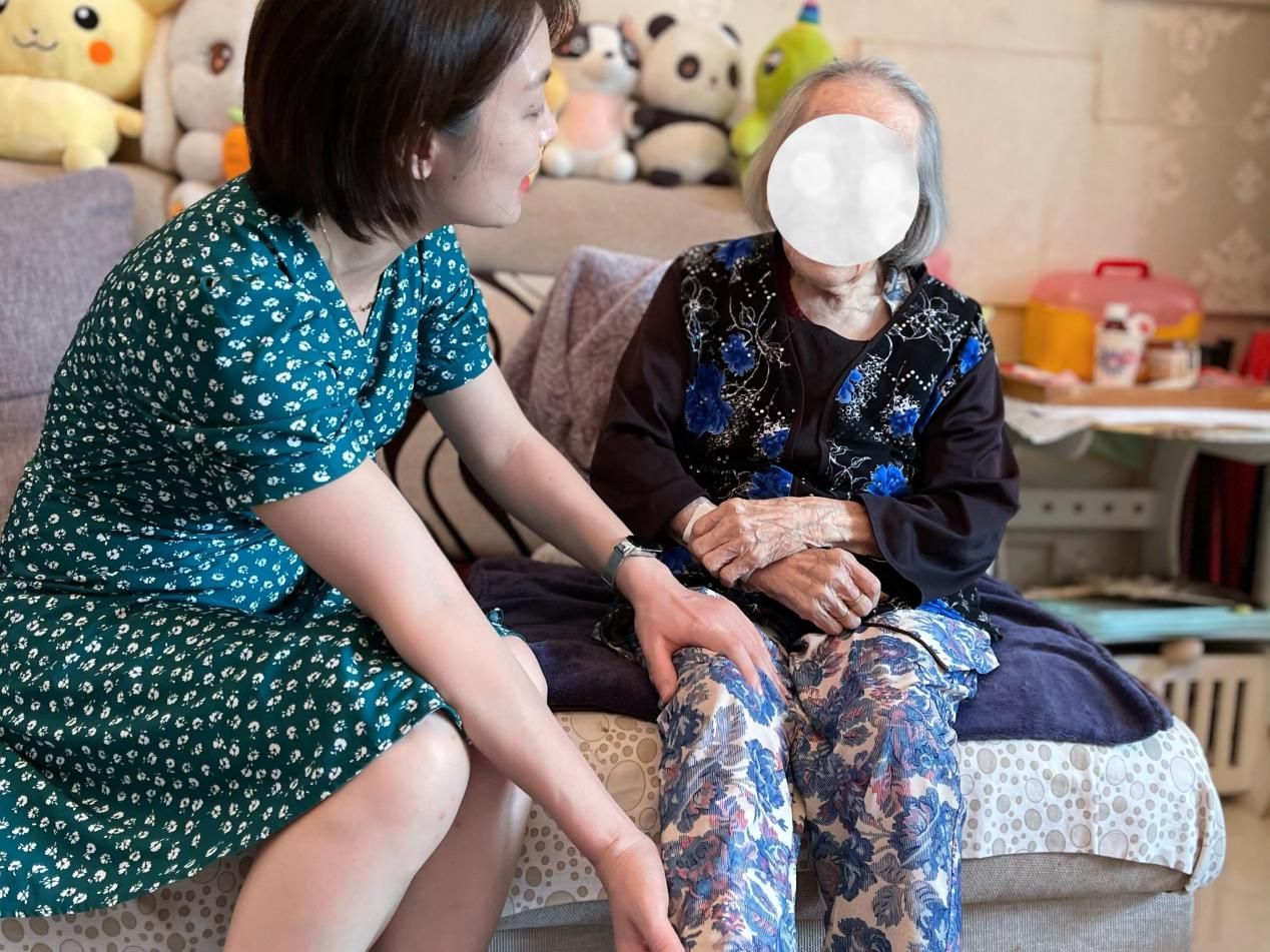 医疗服务延伸到家 重庆长城骨科医院入户回访百岁患者