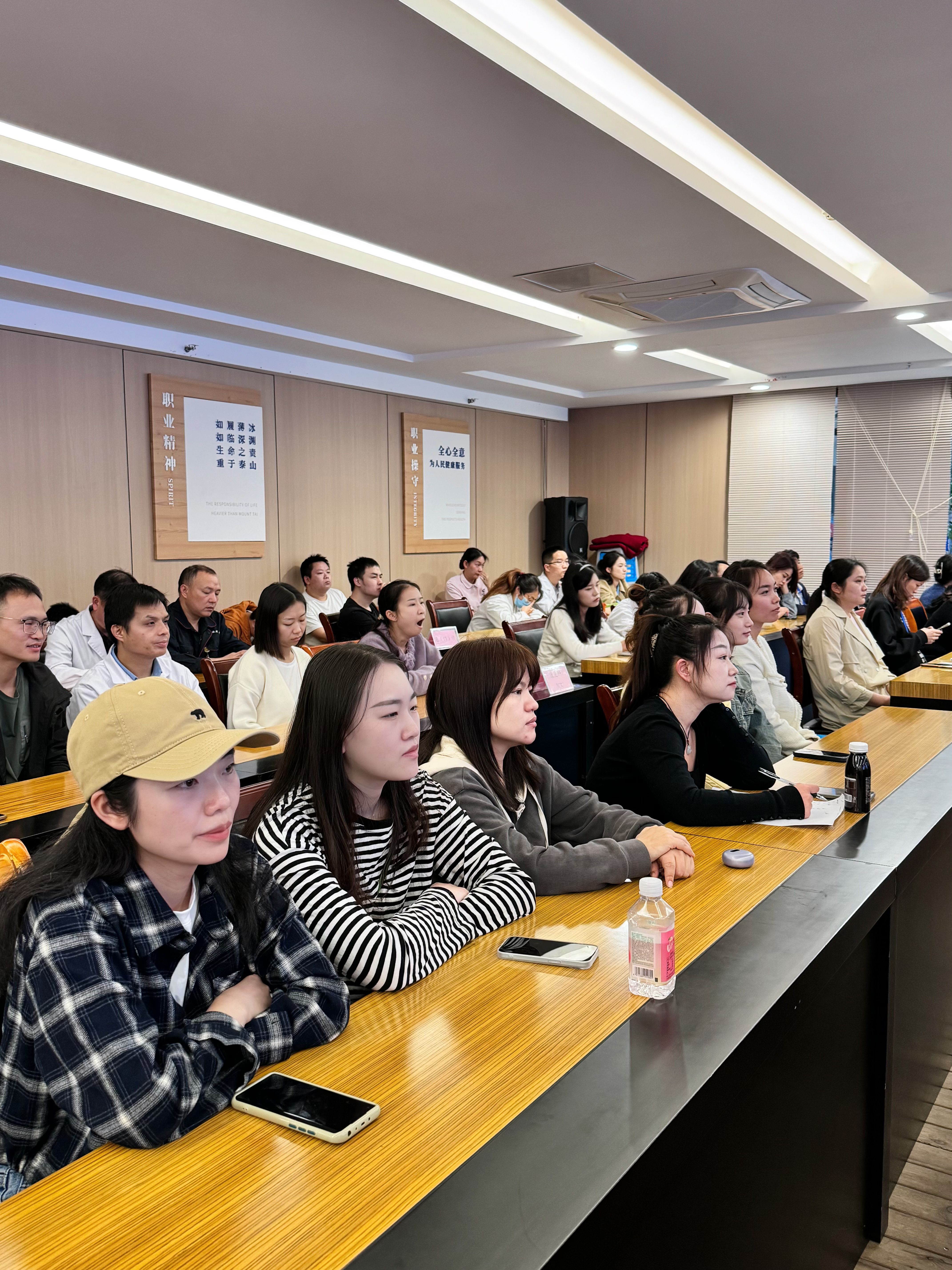 凝心聚力 守正创新丨重庆长城骨科医院第三季度员工大会